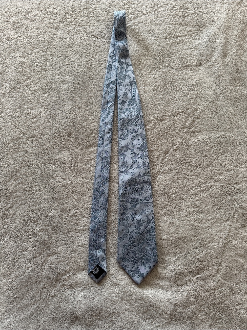 Hugo Boss 100% Silk Paisley Necktie Made in Italy Gray Blue Luxury Tie